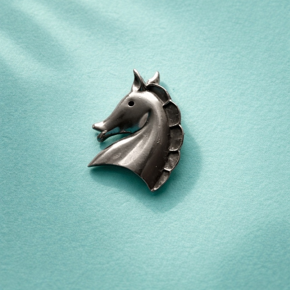 Silver Horse Head Brooch - Sleek Metal Pin